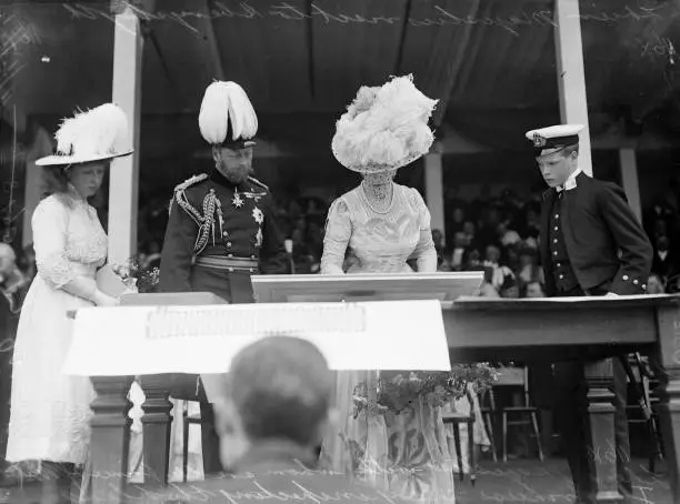 King George V Queen Mary Princess Mary and the Prince of Wales 1911 Old Photo
