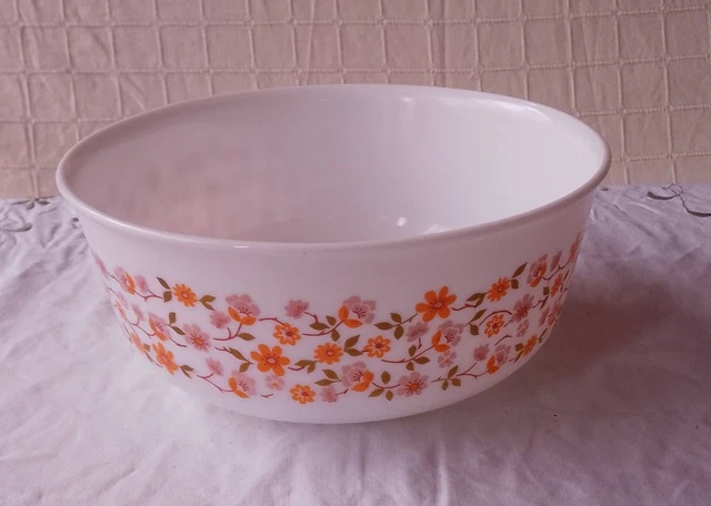 Grand saladier vintage Arcopal à fleurs liséré bleu