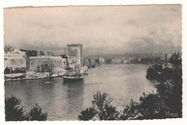 CPA 13 - MARSEILLE : L'ENTRÉE DU VIEUX PORT - VUE DU PHARO (BOUCHES-du-RHÔNE)