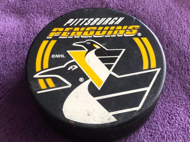 Hockey sur glace : ancien palet de hocket de l'équipe des Pittsburgh Penguins