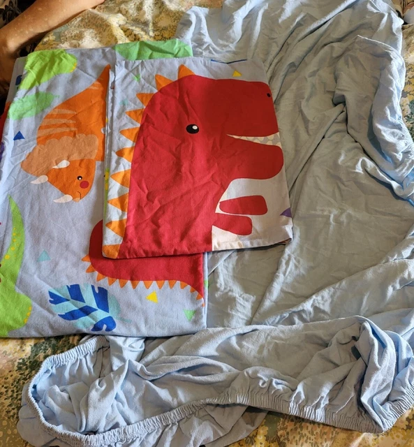 Juego de fundas de edredón y protector contra la materia para niños pequeños. Dinosaurio azul claro