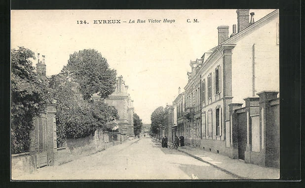 CPA Evreux, La Rue Victor Hugo, vue de la rue
