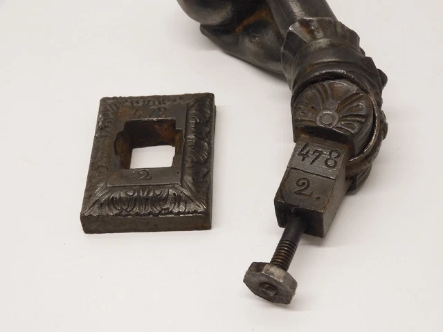-SUPERBE ANCIEN HEURTOIR MARTEAU DE PORTE MAIN en FONTE N° 478 2 PORTE ENTREE  D 2