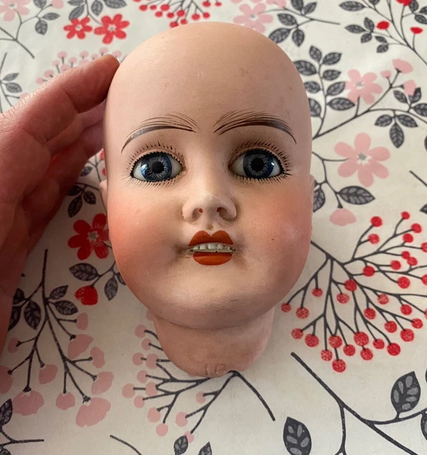 Poupée en porcelaine de Limoges Canton Fribourg