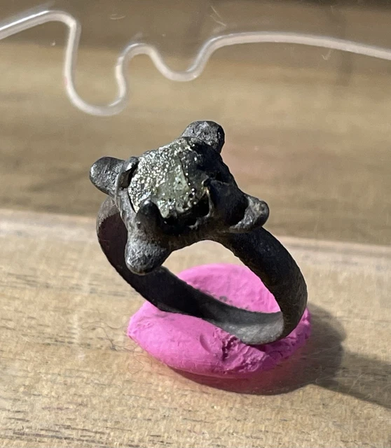 Bague Ancienne En Verre Soufflé Rouge - Taille 63,5 - Forme Ruban - Occasion En Très Bon état