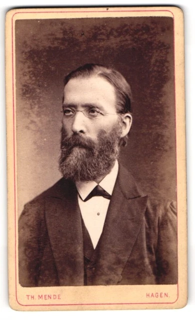 Fotografie Th. Mende, Hagen i. W., Portrait Herr K. List im Anzug mit Vollbart,
