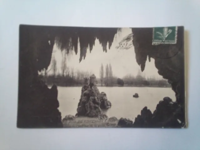 CPA. Le Bois de Vincennes. Vue prise de l'intérieur de la grotte 1908