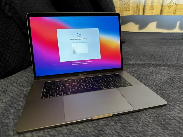 APPLE MACBOOK PRO 15" A1707 2017, 2.9 - 3.9 GHZ i7 - 16 GB, 512 GB unità di memoria a stato solido, touch bar