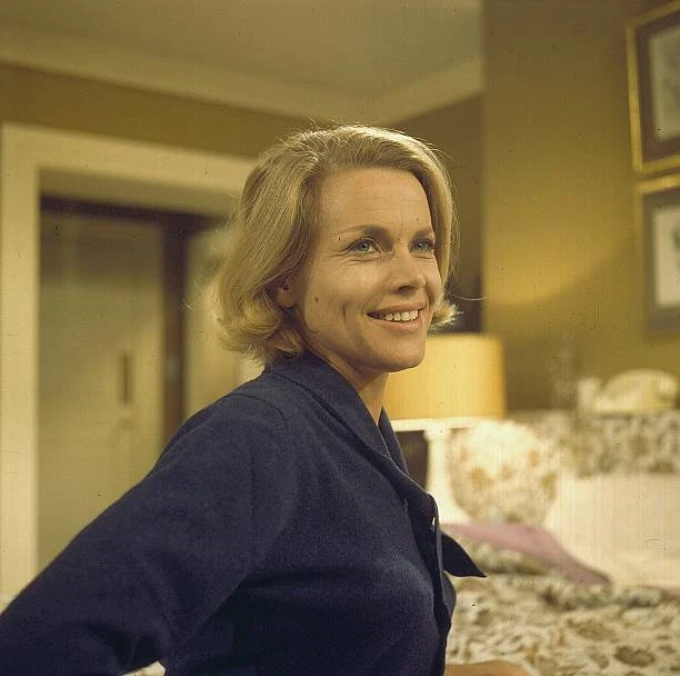 Homor Backman BRITISH ACTRESS HONOR Blackman posed on the set of the TV drama se- Old ...