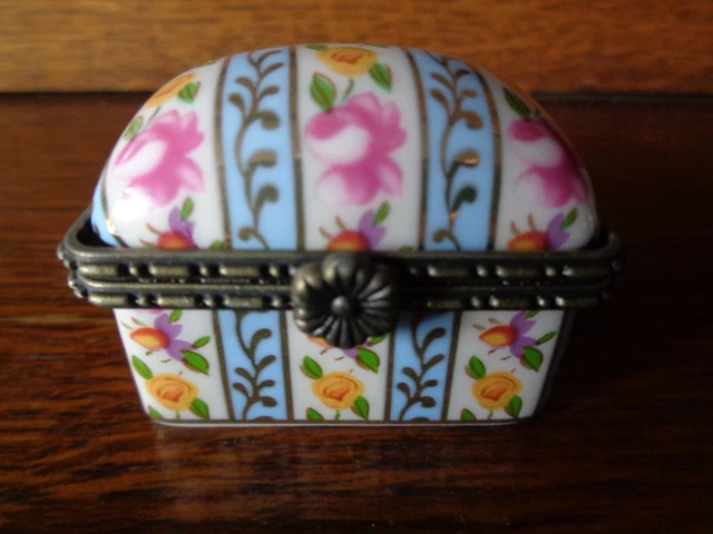 Boite A Pilules Pilulier En Porcelaine D'art De Limoges Decor Floral