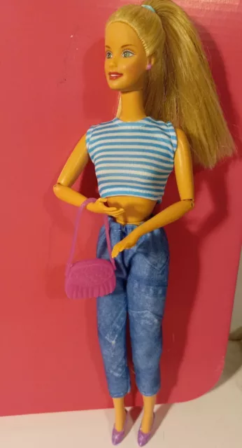 Muñeca Barbie 2001 cuidado de la perrera enderezada con imán en mano pendientes de cabello rubio 2