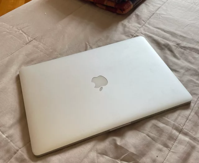 MacBook Pro (Retina, mid 2014,15 pollici) colore argento usato 2