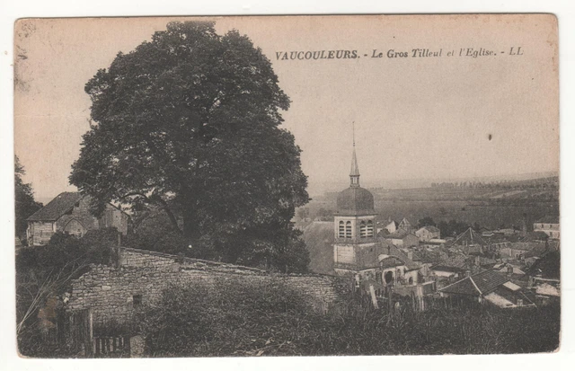 Cpa 55 - Vaucouleurs : Le Gros Tilleul Et L'église (Meuse) Écrite