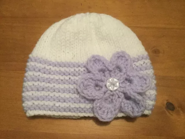 Mignon lilas nouveau-né tricoté à la main et chapeau bébé blanc avec crochet détail fleur