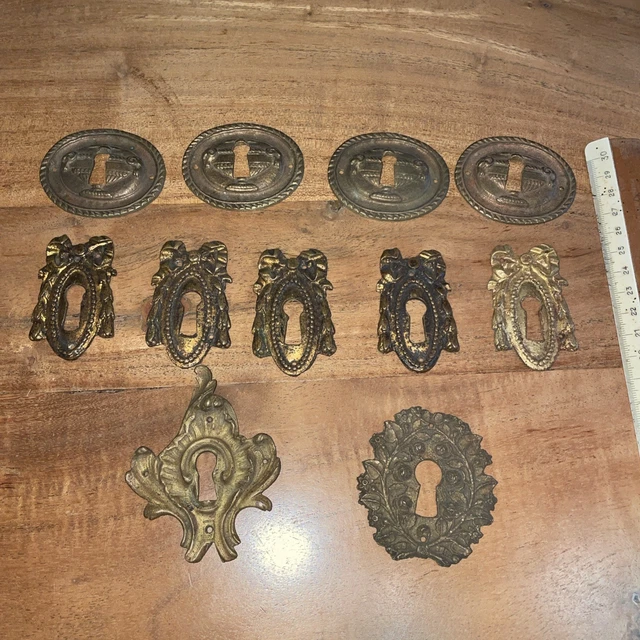 Lot De 8 Anciennes Entrées De Clés De Meuble En Laiton - Style Art Déco, Antiquité