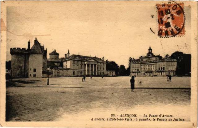 CPA ALENCON - La Place d'Armes - A droite l'Hotel-de-VILLE a gauche (355315)