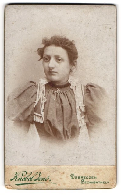 Fotografie Knebel Jenö, Debreczen, Kossuth utcza, Dame im Kleid mit Kreuzkette