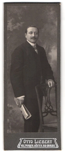 Fotografie Otto Liebert, Holzminden, Portrait elegant gekleideter Herr mit eine