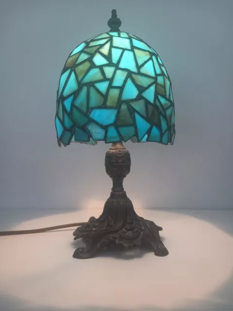 Antik Tiffany Tischlampe mit geschwungenen Metallfuss,blau türkis,älteres Modell