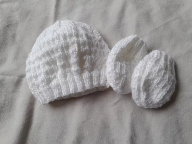 Cappello e guanti bianchi lavorati a mano per bambino taglia 0-3 mesi.