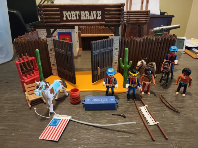 Playmobil 5245 Fort Brave Western Toy Set Retired 2012 READ Incomplete