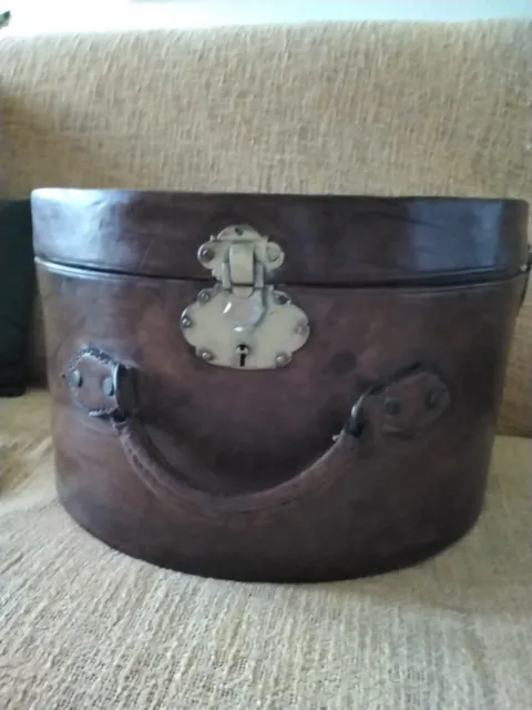 Ancienne boite à chapeau en cuir/accessoires anciens/old leather hat box