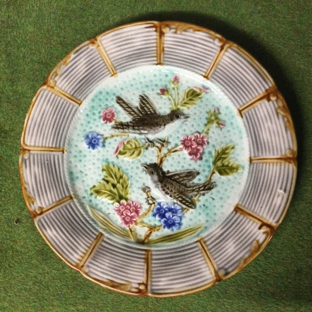Ancienne et grande assiette barbotine decor fleurs - Décoration