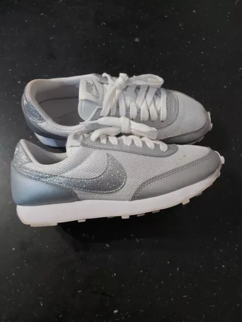 Nike daybreak metallic sales silver