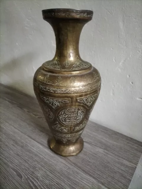 Grand  Vase en Laiton repoussé et ciselé , Syrien  Oriental XIXeme Ancien ...