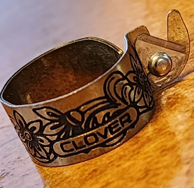 Anillo cortador de hilos marca trébol flor grabada color vintage ajustable