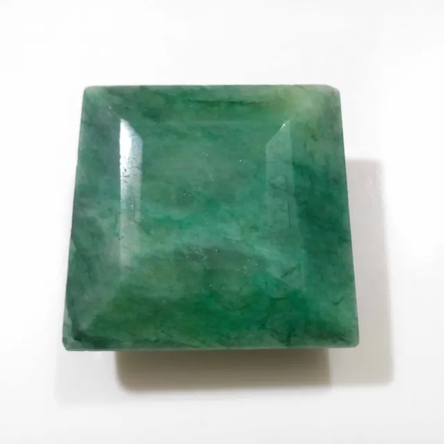 Belle pierre précieuse en vrac de forme carrée à facettes d'émeraude verte...
