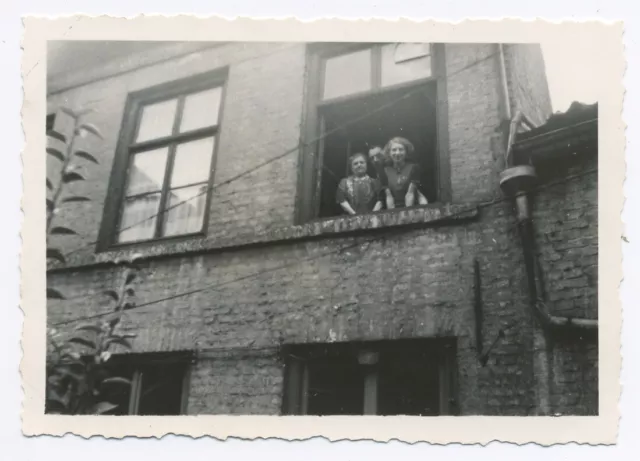 Snapshot Photo originale vintage famille à la fenêtre  - SA809