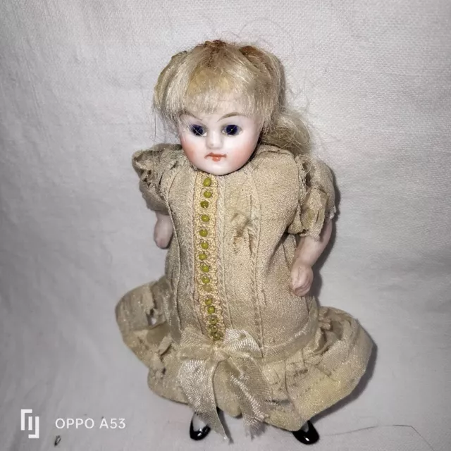 1 poupee ancienne mignonette  en porcelaine yeux verre/glass eye all bisque doll