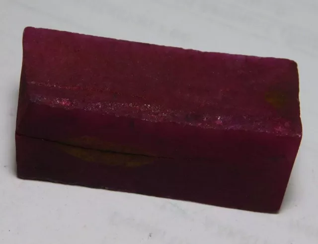 Pierre précieuse brute de saphir rouge de Madagascar naturel de 176,40 ct