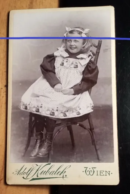 auf einem Stuhl sitzendes kleines Mädchen / Treibach 1907 CDV Adolf Kubalek Wien