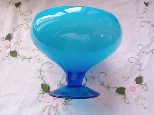 Très jolie coupe sur piédouche en verre bleu. 3