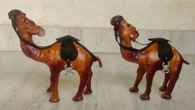 Pièce maîtresse en bois de chameau, figurine debout en bois, cuir et daim...