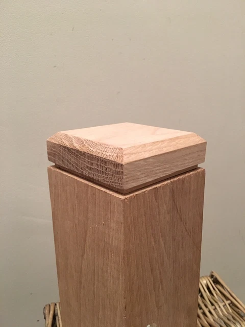 4 tapas Newel de roble liso (Russell)