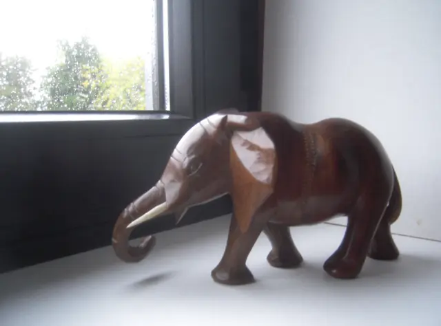 Elefant Figur Holz, Kunsthandwerk aus Sambia, H 12 cm, L 22 cm, B 11 cm