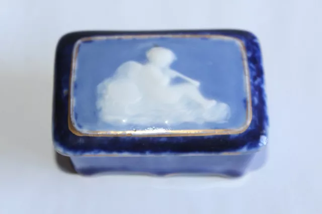 Ancienne petite boite en porcelaine de Limoges Tharaud