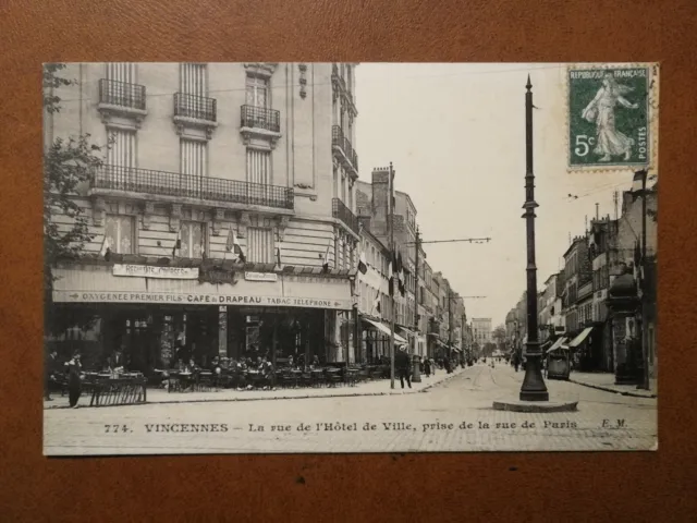 CPA 94 VINCENNES - La Rue de l'Hotel de Ville - prise de la rue de Paris