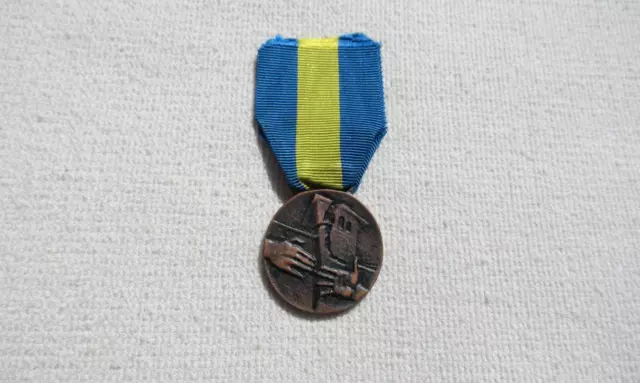 Italia Medalla para La Ayudante Al Terremoto 1980 , En Banda