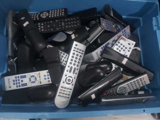 Joblot Of 320 Untested Mixed Brand Remotes For Tv Dvd Sound System