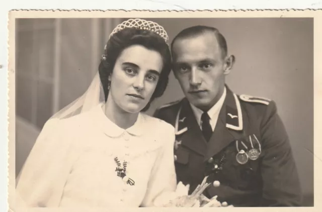 Foto AK 2 WK Portrait Soldat mit Braut Orden Ordensspange Hochzeit Luftwaffe