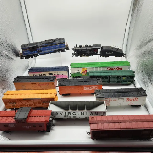 Tyco vintage HO scale train lot, 2 locomotives / engines, & 11 cars