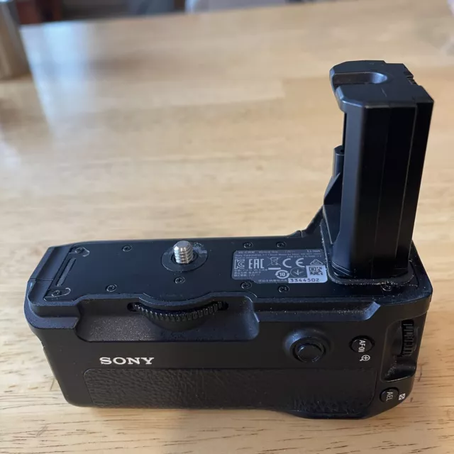 Genuine Sony VG-C3EM Vertical Battery Grip for A9, A7RIII, A7III Great condition