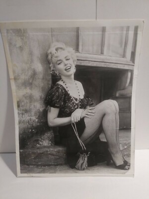 8x10 Marilyn Monroe Photo Blk/Wht Sitting Leaning on wall Open Stocking MPH 536