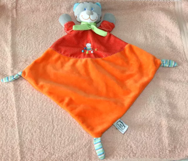 Mots D'enfants Doudou Chat Plat Rouge Orange Echarpe Vert Chat Brode Pas Servi