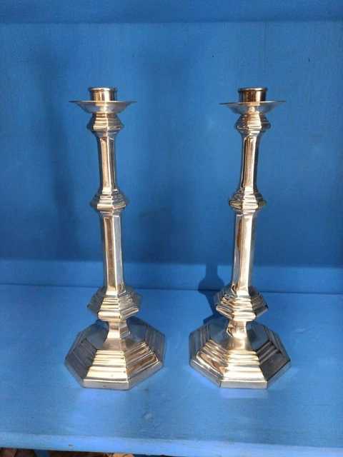 Pareja de candelabros antiguos bañados en plata. 31cm alto x 12cm ancho.