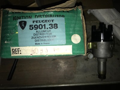 2 sigles Pininfarina en métal émaillé Peugeot 504 cc couronne argent 